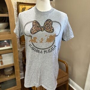 Disney Gray Women’s Hakuna Matata T-Shirt size small